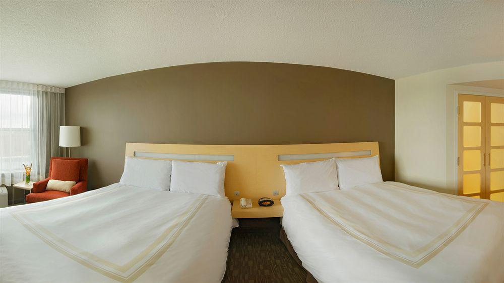 โนโวเทล มอนทรีออล แอโรพอร์ต โฮเทล Hotel ดอร์วาล ภายนอก รูปภาพ